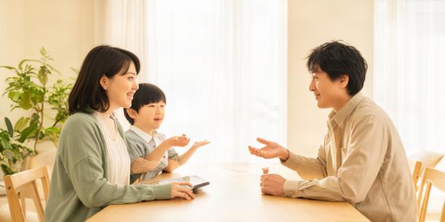 つくば市の明るい住まいで家計を話し合う共働き夫婦と子ども